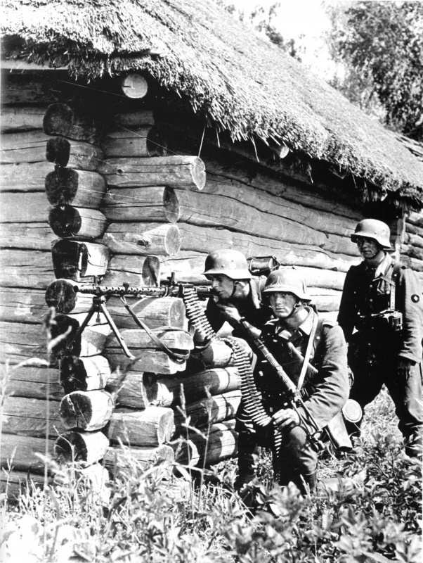 Немецкий пулеметный расчет MG-34 на углу дома в белорусском городе Рогачёв
